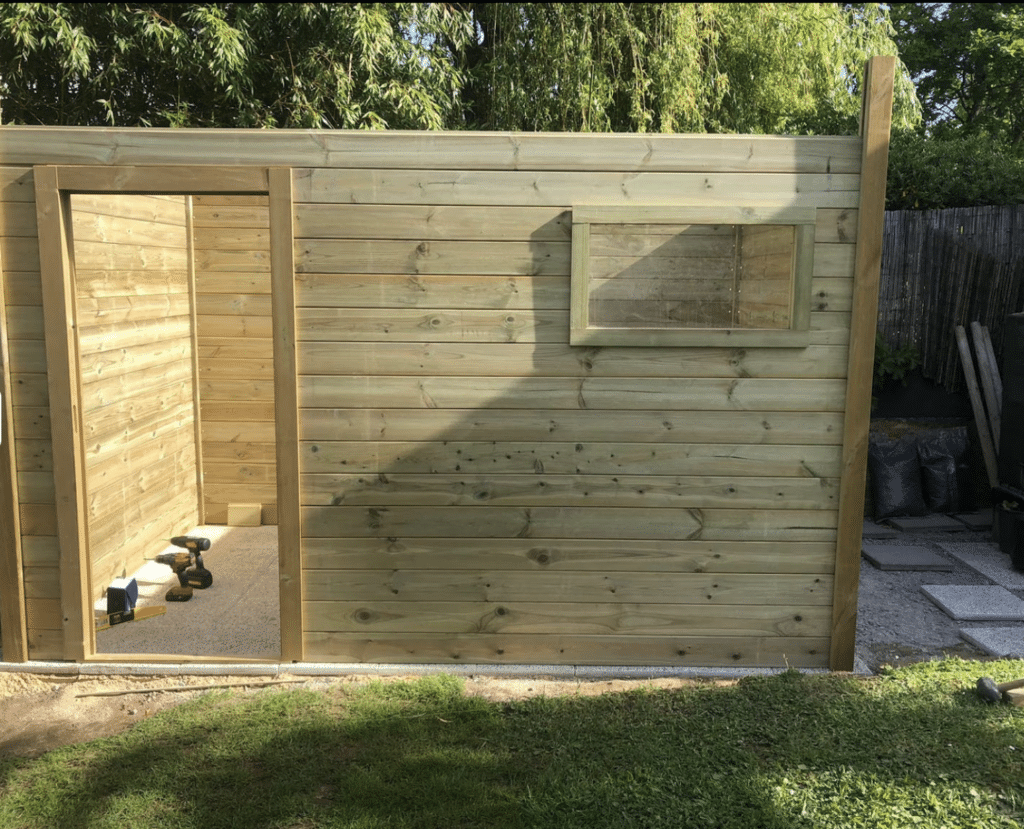 Cabanon de jardin reçu dans les délais, transporteur très professionnel.Très bon accompagnement des interlocuteurs d'Abri Français de la commande au montage du cabanon.Nous sommes très satisfaits de la qualité et du rendu finalQuelques conseils : prévoir 3 personnes pour le 1er jour, prévoir le montage au plus tard deux semaines après réception, (pour des raisons météo nous avons dû reporter le montage 5 semaines après réception) car quelques planches se sont déformées,Réglage de la porte un peu complexeRevoir la notice de montage qui n'est pas assez précise et expliciteJe recommande ce fournisseur sans hésitation!