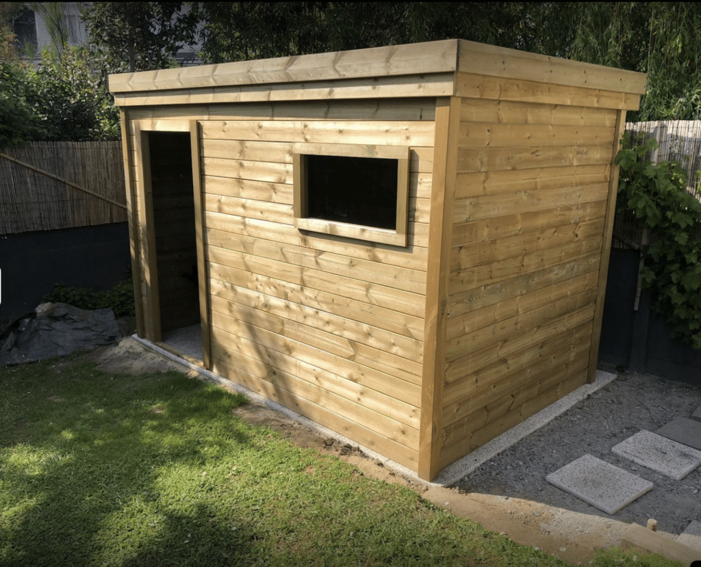 Cabanon de jardin reçu dans les délais, transporteur très professionnel.Très bon accompagnement des interlocuteurs d'Abri Français de la commande au montage du cabanon.Nous sommes très satisfaits de la qualité et du rendu finalQuelques conseils : prévoir 3 personnes pour le 1er jour, prévoir le montage au plus tard deux semaines après réception, (pour des raisons météo nous avons dû reporter le montage 5 semaines après réception) car quelques planches se sont déformées,Réglage de la porte un peu complexeRevoir la notice de montage qui n'est pas assez précise et expliciteJe recommande ce fournisseur sans hésitation!