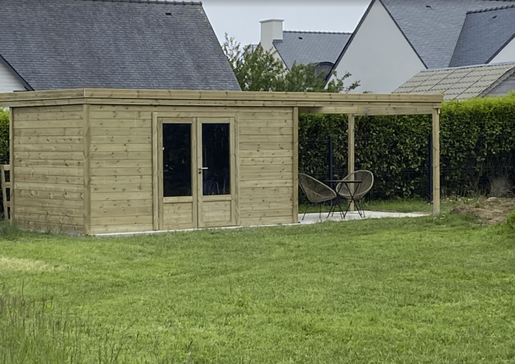 Un abri de jardin, souvent utilisé pour le stockage d’outils ou comme espace de rangement, peut devenir bien plus qu’une simple cabane grâce à l’ajout d’une extension en bois. Cette solution modulaire permet d’adapter l’abri à vos besoins spécifiques tout en conservant l’esthétique naturelle et chaleureuse du bois. Que ce soit pour créer un espace de travail, une pièce de loisirs ou un coin de détente, une extension en bois offre de nombreuses possibilités pour optimiser votre extérieur. Voici comment elle peut transformer votre abri en un espace polyvalent et fonctionnel.