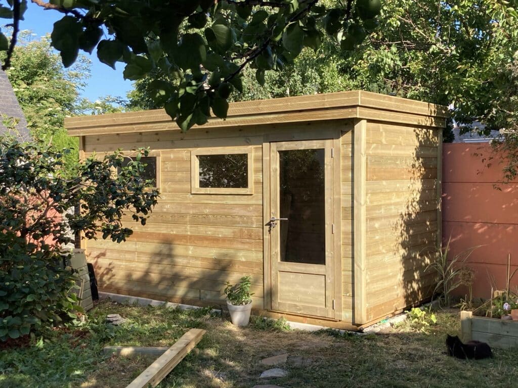 Un abri de jardin en bois est bien plus qu’un simple espace de rangement : c’est un véritable investissement, souvent utilisé pour entreposer des outils, du matériel de jardinage ou même aménagé en espace de loisirs. Mais face aux risques tels que les intempéries, les vols ou les accidents, la question de l’assurance se pose. Faut-il assurer votre abri de jardin en bois, et si oui, comment ? Voici tout ce que vous devez savoir pour protéger votre abri et son contenu.